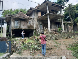 Viral! Kisah Dokter Wayan yang Tinggal di Rumah Mewah Penuh Sampah dan Ular