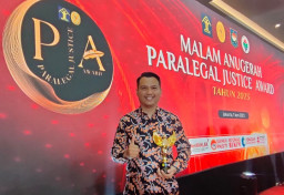 Lurah Gununggedangan, Kota Mojokerto Peroleh Penghargaan Paralegal Justice Award 2023