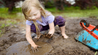 Suka Bermain Lumpur, Kenali Penyebab dan Bahaya Infeksi Cacing Tambang Pada Anak