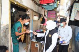 Kunjungi Kampung Kelinci Joyoboyo Surabaya, Gubernur Khofifah Bagikan Ratusan Paket Sembako