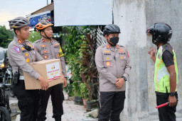 Patroli Bersepeda, Kapolres Blitar Kota Sekaligus Berikan Bantuan Sosial