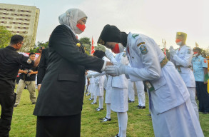 Kukuhkan 76 Anggota Paskibraka, Khofifah Pesan Komitmen Kuat Untuk Junjung Tinggi Harkat dan Martabat NKRI