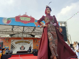 Puluhan Emak-Emak Pengurus Koperasi Lenggak-lenggok Lomba Fashion Show di Festkul Kota Mojokerto