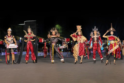 Semen Gresik Hadirkan Enam Kostum Defile Madurese di Jember Fashion Carnaval