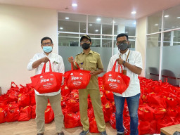 JIIPE Bagikan Paket Sembako Lebaran untuk Warga Sekitar Kawasan