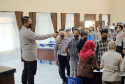 Kapolres Blitar Kota Lakukan Tes Urine Mendadak Kepada Ratusan Anggota Polres Blitar Kota