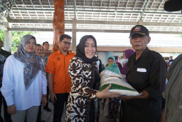Bupati Mojokerto Salurkan Bantuan Cadangan Pangan kepada 756 Warga Desa Japanan