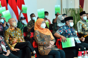 Jokowi Serahkan 59 SK Hutan Sosial Untuk 26 Ribu KK di Jatim, Khofifah Berharap Dapat Dongkrak Kesejahteraan Masyarakat