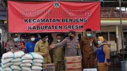 Tinjau Tanggul Jebol di Desa Cermen, Kapolres Gresik Bantu Sembako