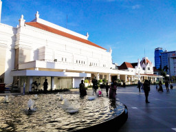 Alun-Alun Surabaya, Dipaksakan Buka