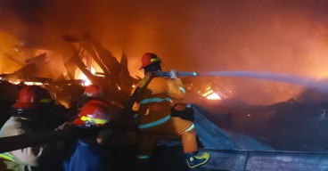 Pabrik Sepatu di Sidoarjo Terbakar, Perumahan Warga Terancam