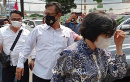 Kini Perintahkan Stafnya, Tangkap Wanita yang Sok Dermawan