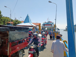 Di Tengah Larangan Mudik, Ratusan Penumpang Padati Pelabuhan Ujung