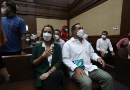 Hadiri Sidang Sumringah, saat Putusan Usap Mata