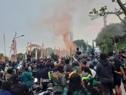 Ribuan Bonek Geruduk Grahadi