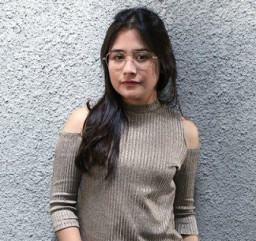 Posting Foto Berdua, Pacaran ?