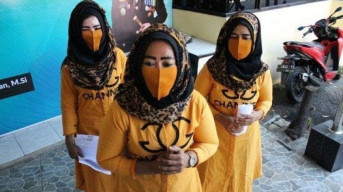 Demi Raup Follower, Trio Emak-Emak TikTok-an di Jembatan Suramadu