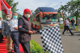 Gubernur Khofifah Berbunga-bunga, Bisa Mudikkan Warga Jatim di Jakarta