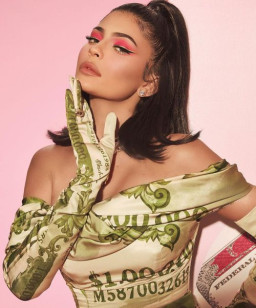 Kylie Jenner, Habiskan Waktu untuk Berbisnis