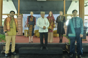Angkat Perekonomian Lewat Pameran Batik, Dibudpar Jatim Gelar East Java Fashion Harmony