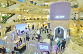 Sabet Rekor MURI, Implora Pamerkan Replika Lipstik Terbesar di Tunjungan Plaza