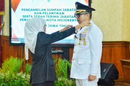 Gubernur Jatim Khofifah Lantik Mohammad Ali Kuncoro Sebagai Penjabat (Pj) Wali Kota Mojokerto