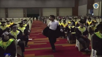 Bro Jabro Pukau Rektor, Goyang BLACKPINK di Momen Wisuda