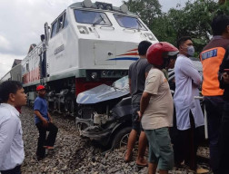 Mobil Toyota Tersambar KA Dhoho, Pengemudi Tewas di Lokasi