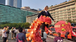 Kampanye 'Pilih Bumi, Bukan Oligarki' Greenpeace Dibubarkan Polisi