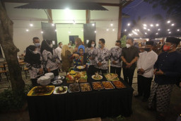 Resmikan Kafe Teras Workshop Surodinawan, Wali Kota Ning Ita Kulineran Mamin Inkubasi