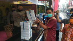 Bagikan Nasi Kotak dan Takjil Untuk Tenaga Medis dan Polisi