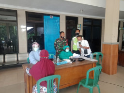 Babinsa KORAMIL 0816/12 Prambon Dampingi Vaksinasi Covid-19 pada Warga Binaan