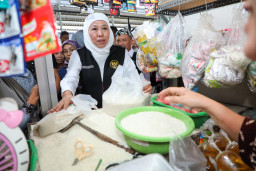 Pastikan Stok dan Harga Bapok Stabil, Khofifah Kunjungi Pasar Panarukan Situbondo