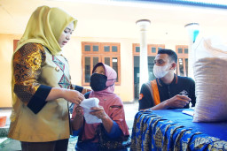 Wali Kota Mojokerto Tinjau Langsung Pendistribusian Bantuan Pangan CBP