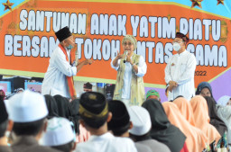 Jelang Idul Fitri, Indah Kurnia Bersama Yayasan Masjid Muhammad Cheng Hoo Santuni 400 Anak Yatim