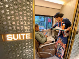 Kereta Suite Class Compartment, Laris Diminati Banyak Pelanggan