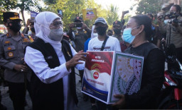 Forkopimda Bagi Paket Sembako Kepada Warga Bulak Banteng