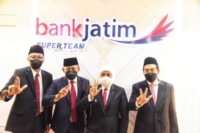 Lantik Komisaris dan Direksi Bank Jatim, Khofifah Apresiasi Kinerja Keuangan Bank Jatim