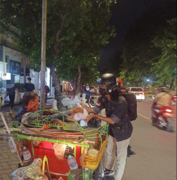 Peduli Rakyat, BEM UNTAG Borong Dagangan UMKM Untuk Bantu Warga Tedampak PPKM Sekitar Kampus