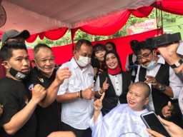 Gelar Tasyakuran, 300 Relawan Eri - Armuji Potong Gundul