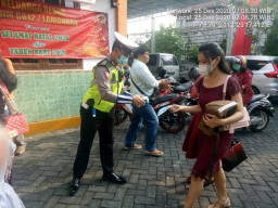Amankan Natal, Lantas Lamongan Bagi Masker ke Jemaat Gereja