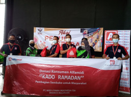 Kartini Ojol Dapat 100 Paket Sembako dari Alfamidi