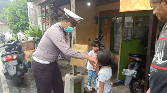 'Sapa Saya' Program Satlantas Polres Batu Berbagi Kepada Anak Yatim Piatu
