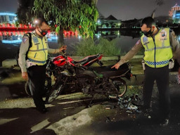 'Adu Tanduk' Di Waduk Unesa, Satu Motor Terbakar