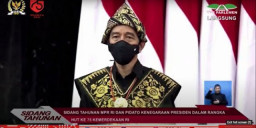 Kenakan Baju Adat Sabu, Jokowi Melenggang di Gedung MPR RI