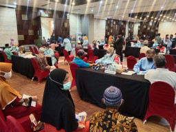 Kapolda Jatim Tinjau Vaksinasi Lansia di The Pavilion Taman Dayu Pandaan - Pasuruan