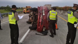Pecah Ban, Mobil Futura Kecelakaan di Tol Jombang