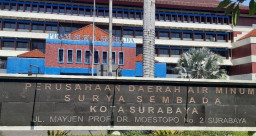 Pipa PDAM di Bawah JPO Surabaya Bocor