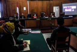 Kalah Main Domino,Riswan Pukul Pakai Batu