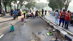 Hilang Kendali, Pemotor Tewas Tertabrak Mobil